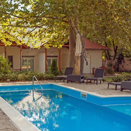 Hotel Platan Zamárdi Buitenkant foto