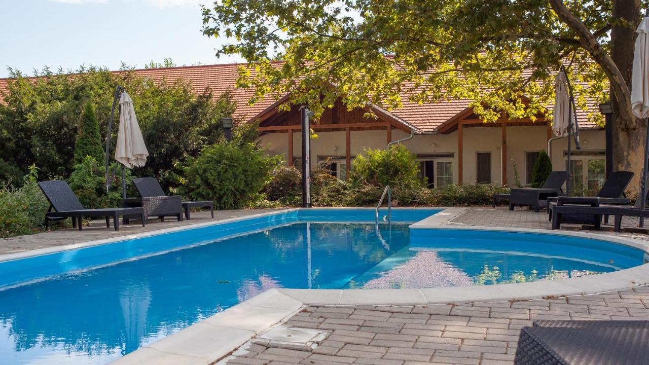 Hotel Platan Zamárdi Buitenkant foto