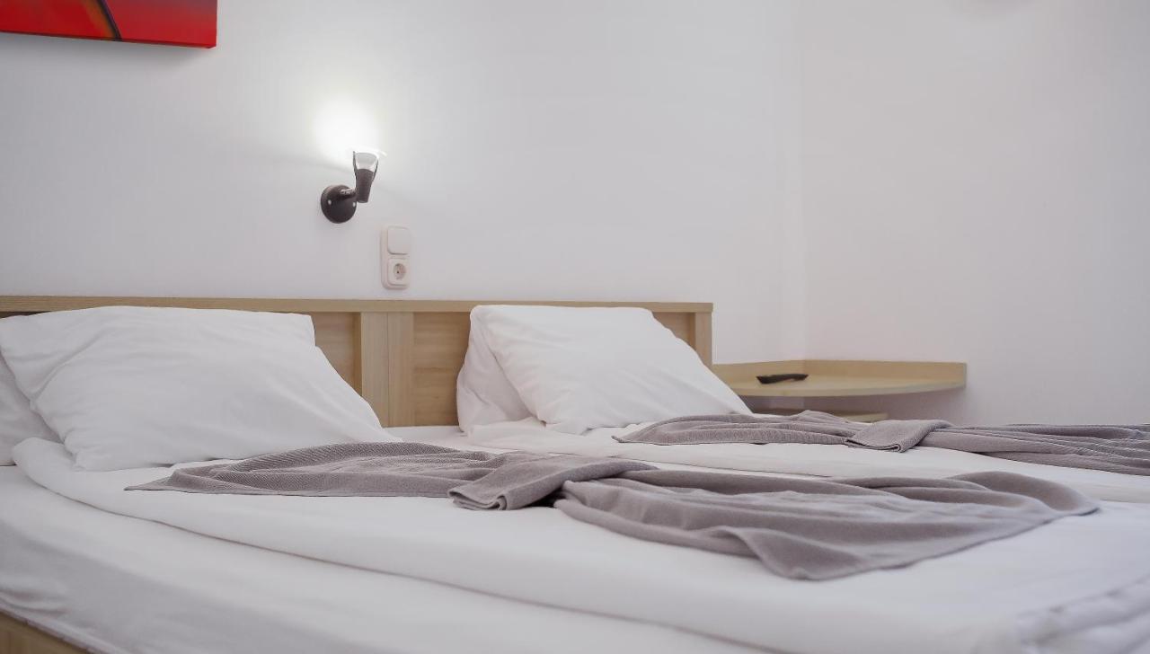 Hotel Platan Zamárdi Buitenkant foto