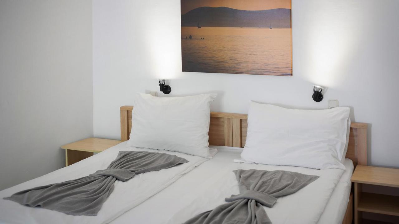 Hotel Platan Zamárdi Buitenkant foto