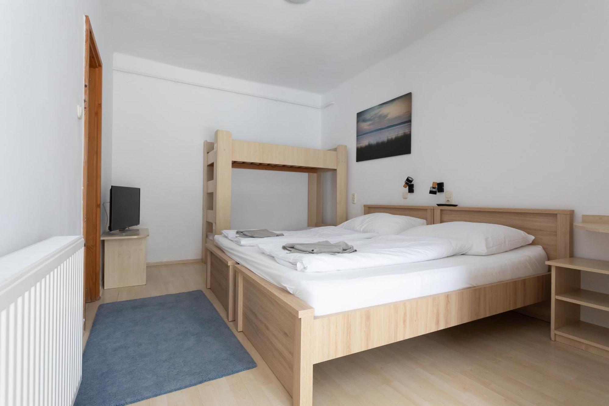 Hotel Platan Zamárdi Buitenkant foto
