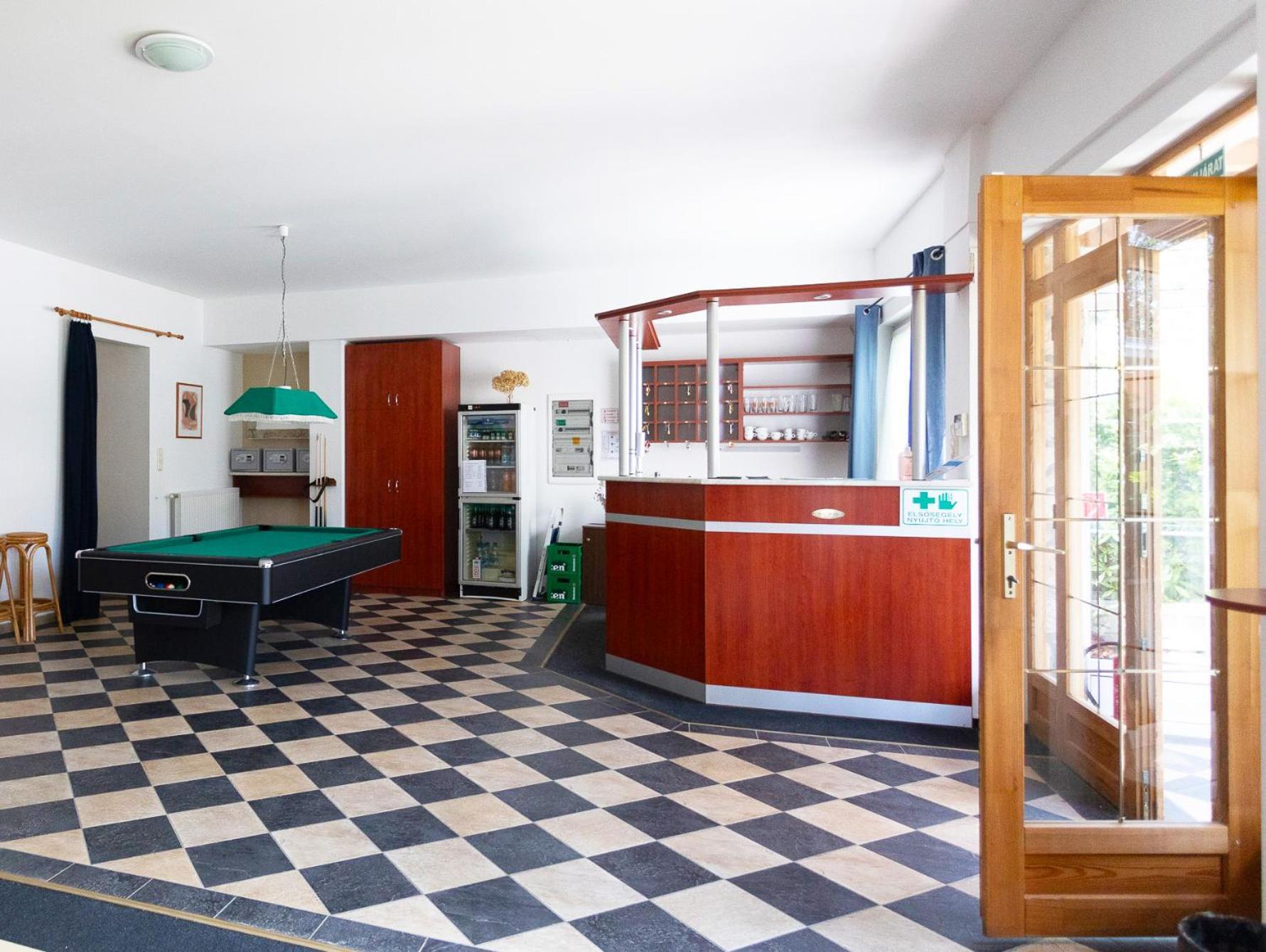 Hotel Platan Zamárdi Buitenkant foto