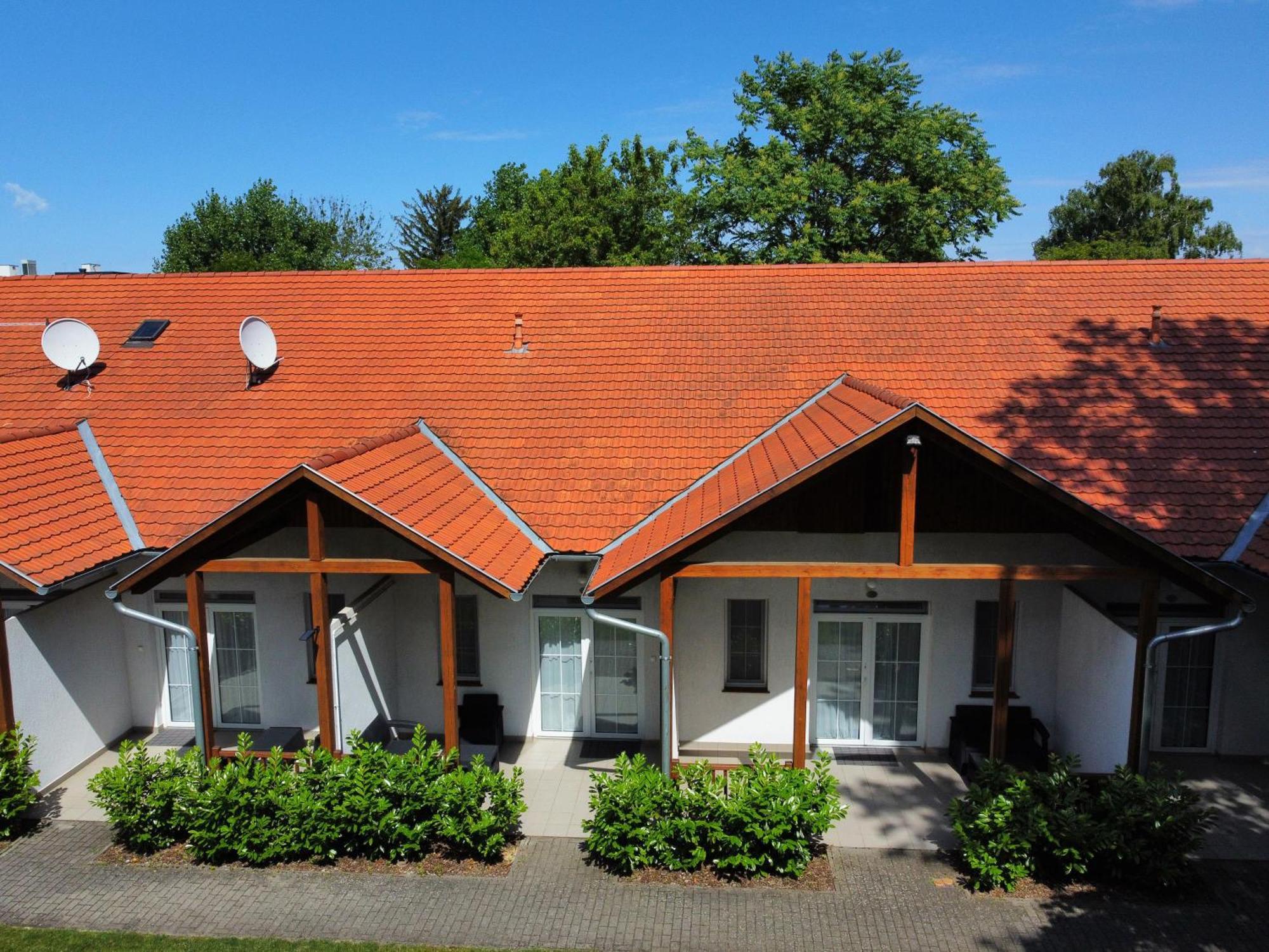 Hotel Platan Zamárdi Buitenkant foto