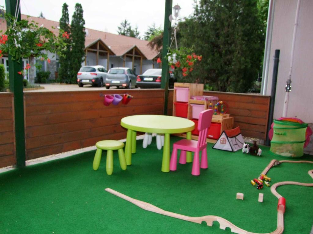 Hotel Platan Zamárdi Buitenkant foto
