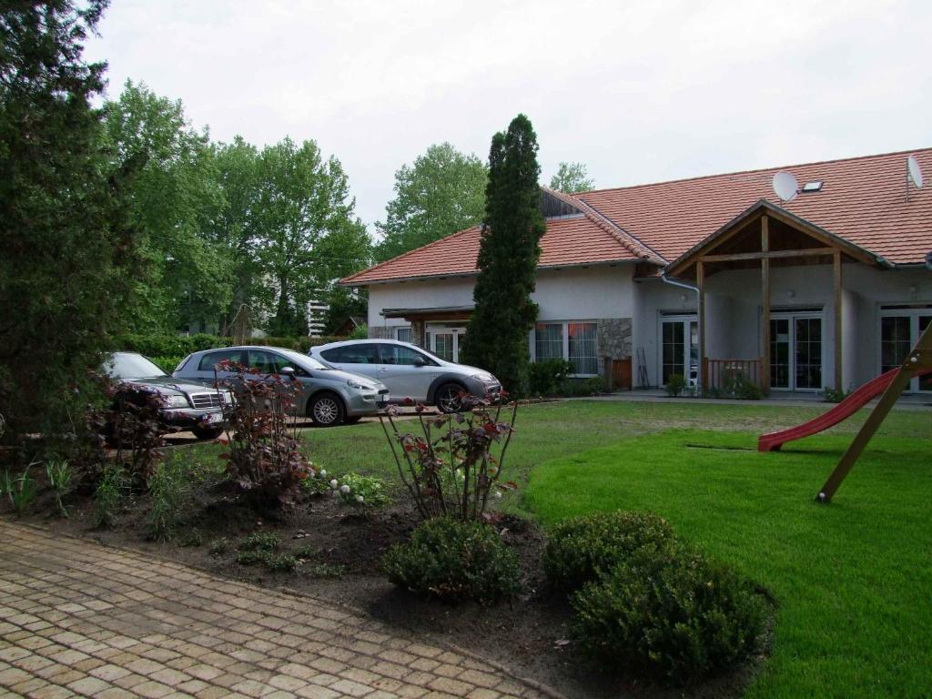 Hotel Platan Zamárdi Buitenkant foto