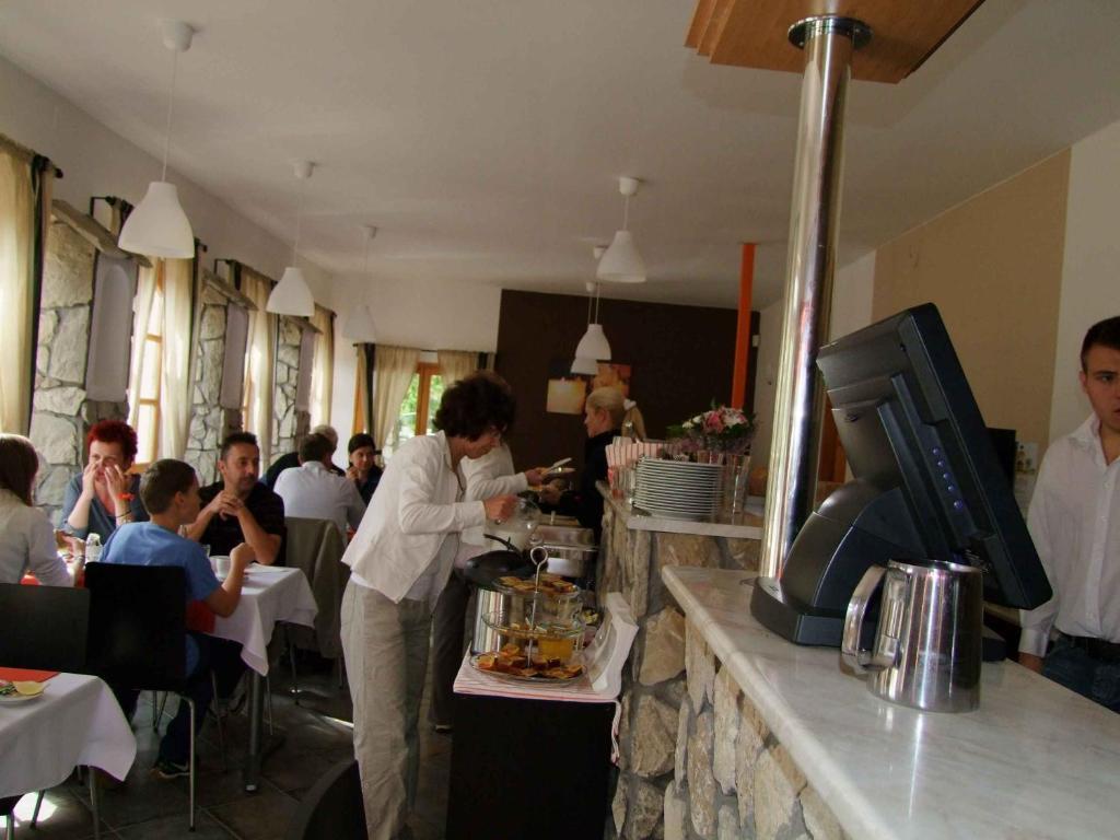 Hotel Platan Zamárdi Buitenkant foto