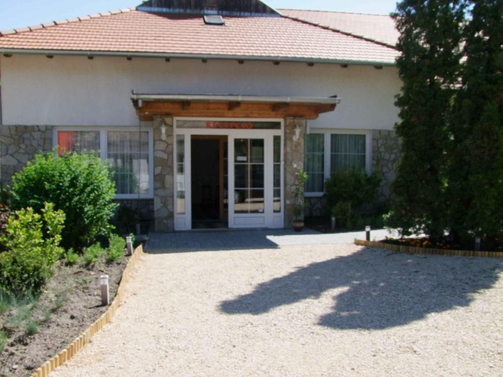 Hotel Platan Zamárdi Buitenkant foto