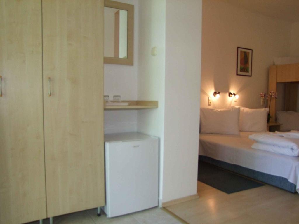 Hotel Platan Zamárdi Buitenkant foto