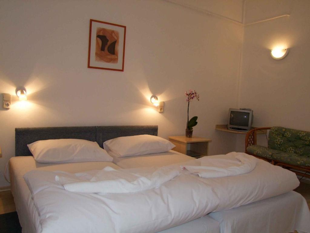 Hotel Platan Zamárdi Kamer foto